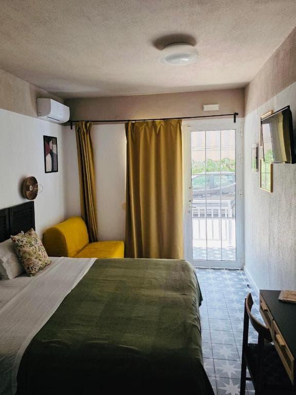 Deluxe family room with double bed